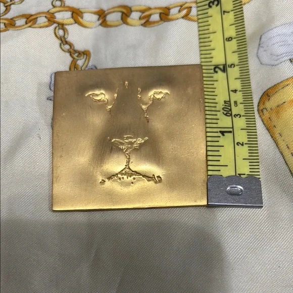 Gold Lion Face Brooch - Picture 4 of 4